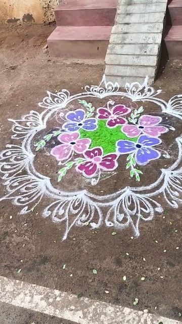 Удивлена, какие красивые рисунки делают индусы перед домами на асфальте
