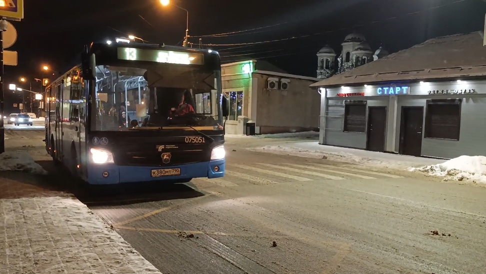 ЛиАЗ 4292.60 на 13 маршруте прибывает к остановке магазин номер 3.В г.Звенигород