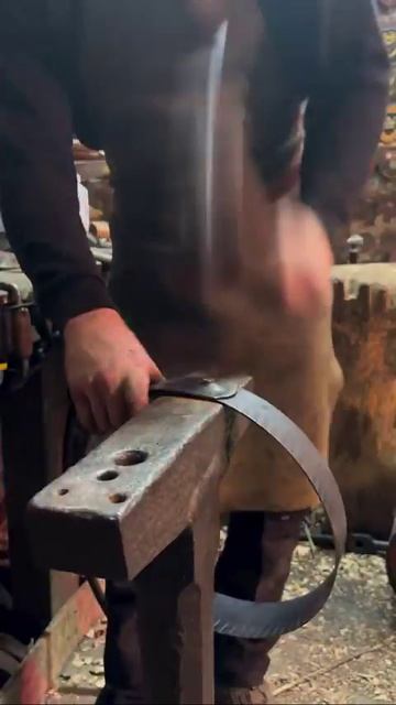 Этот человек изготавливает ведра традиционным способом