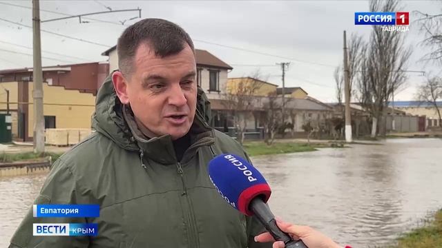 Поваленные деревья и рухнувший памятник: В Крыму ухудшается погода