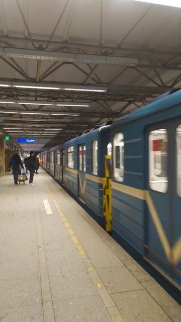 Ст. метро Купчино, Ленинград (СПб), Синяя Линия - интерьер, пассажиры,прибытие поездов  Фрагмент 1