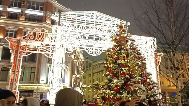 Ели у ЦУМа и ворота