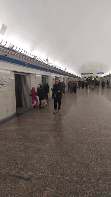 Ст.метро Парк Победы, Ленинград (СПб), Синяя Линия - интерьер,пассажиры,прибытие поездов  Фрагмент 1