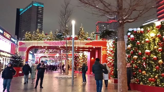 Коридор из красных арок на Новом Арбате 05.01.2026