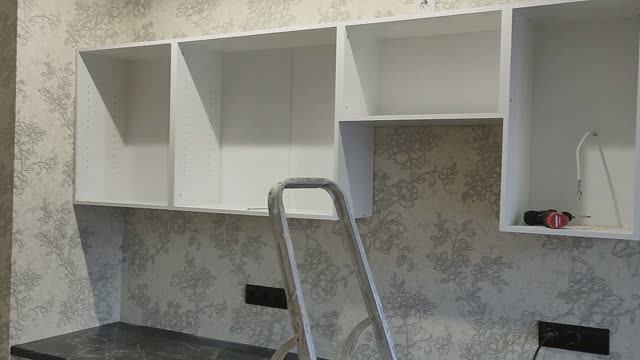 Как самому повесить верхние шкафы на кухню. Простой и быстрый метод установки кухни