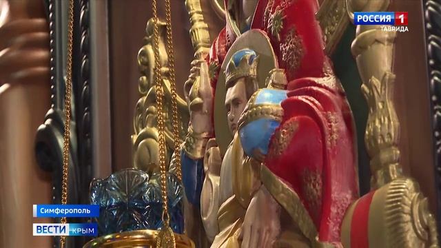 Праздничные богослужения с литургией и молебнами прошли сегодня во всех храмах Крыма