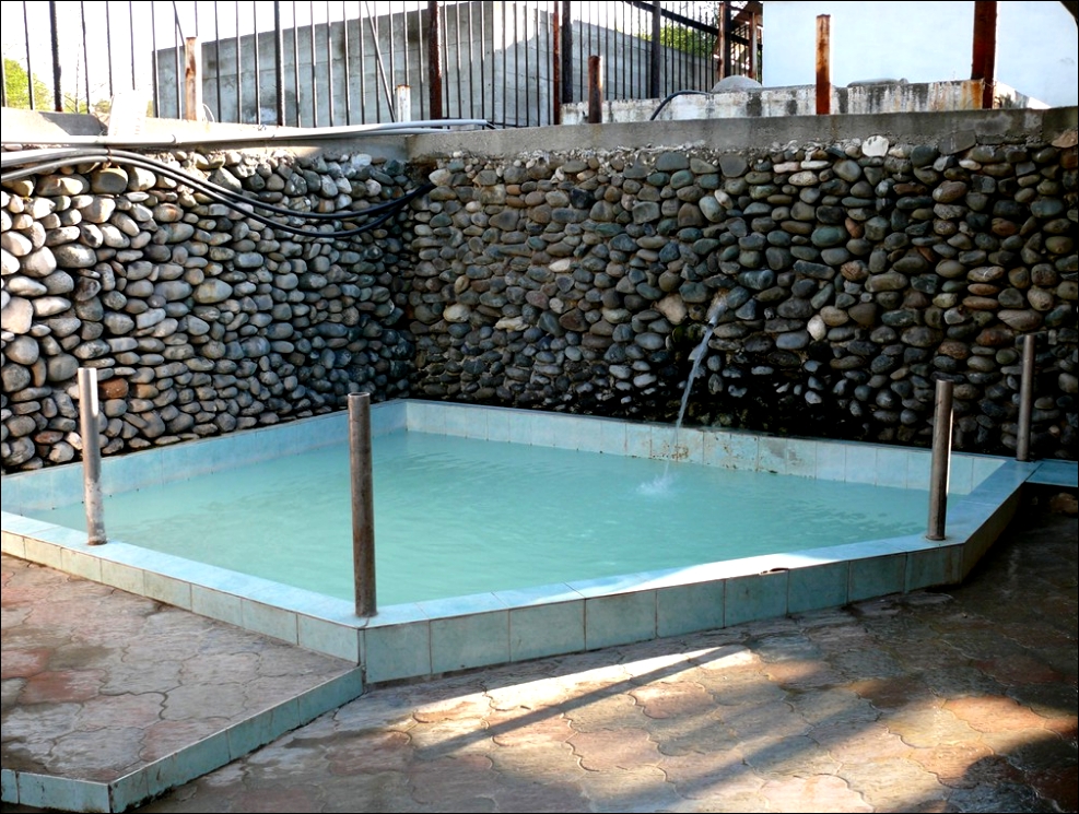 Сероводородный источник в Цкуаре . Абхазия. Лечение под открытым небом.