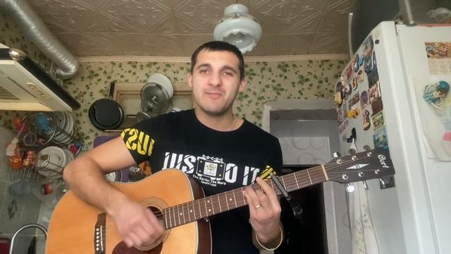 Под гитару- В Новый год у самой ёлки тихо плакала девчёнка