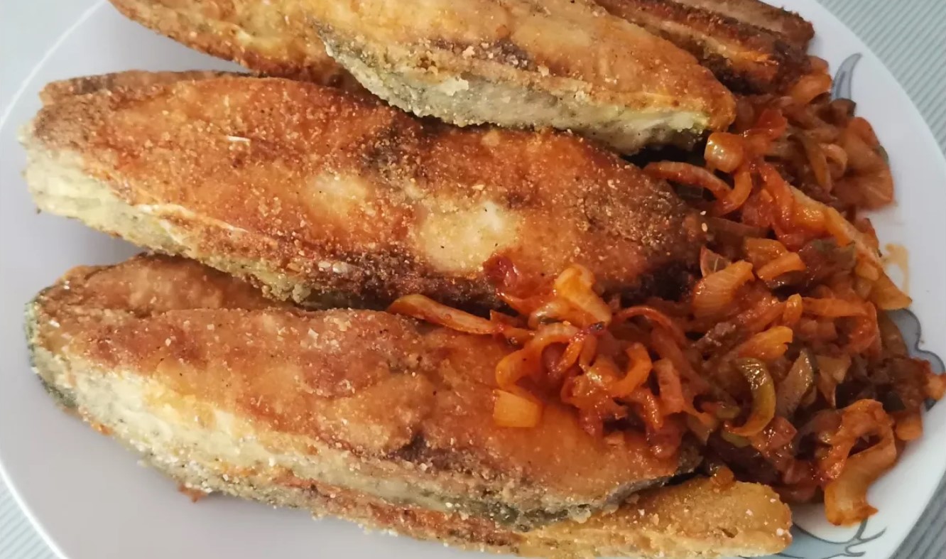 ЖАРЕНЫЙ ЛЕЩ С ПАССЕРОВАННЫМ ЛУКОМ! Рецепт сочного леща на сковороде. Как приготовить жареного леща