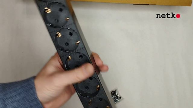 56122 Блок розеток 19", 16А, 8 розеток, шнур1.8м, выключатель, с защитой, черный  "S"