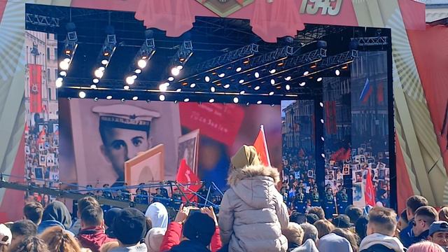 Бессмертный полк. Поёт Г. Чернецов. Санкт-Петербург. Дворцовая площадь. 9 мая 2024 года