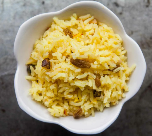 Шафрановый рис с изюмом и фисташками.