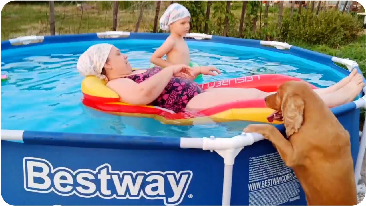 Выходные с внучкой на даче. Наполнили бассейн водой.