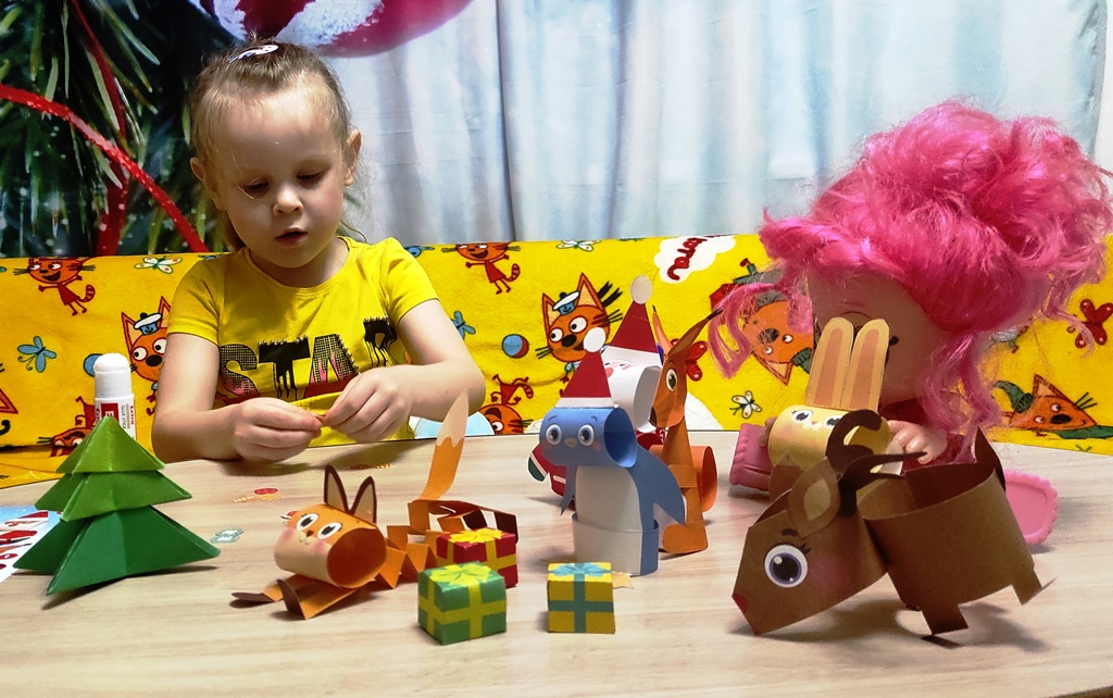 10 новогодних поделок для самых маленьких. Софа и Тася делают новогодние фигурки.