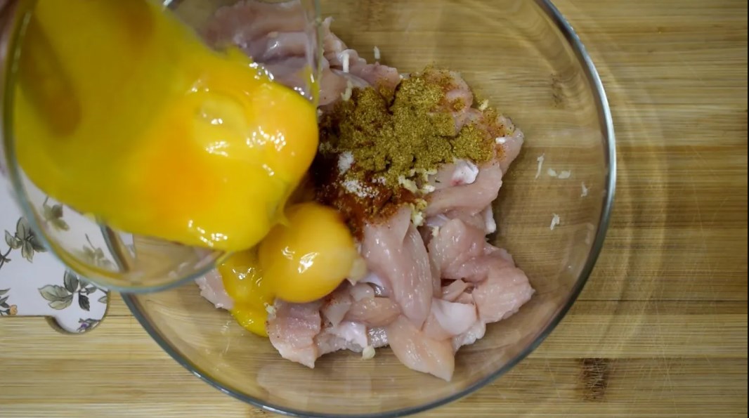 Заливаю ЯЙЦАМИ КУРИНУЮ ГРУДКУ и получаю очень нежную закуску! Лучшая ЗАКУСКА для просмотра фильма!