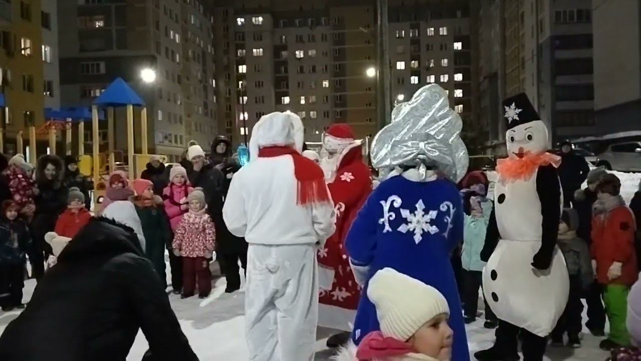 Дедушка мороз, снегурочка , зайчик и снеговик .