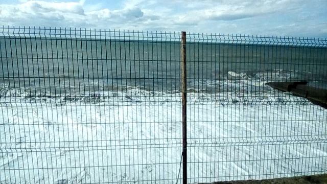 Сочи. Шторм в Адлере. Захлёстывают волны Ласточку.