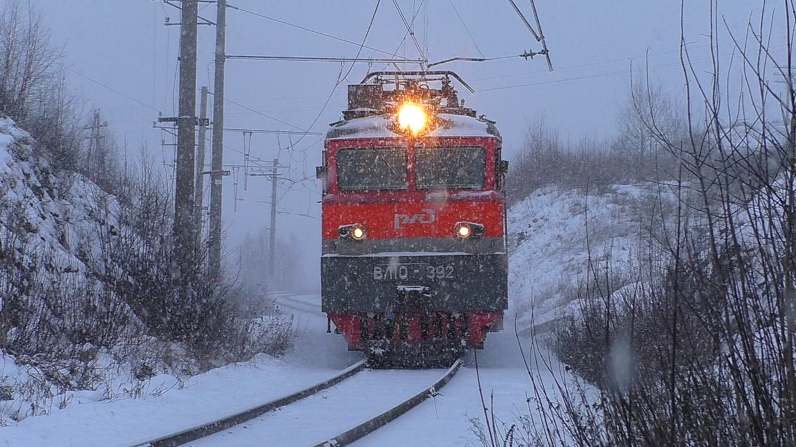 "Один в метели и пурге". ВЛ10-392 следует резервом