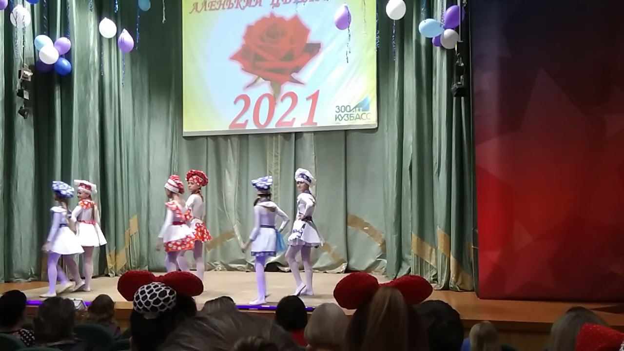 Девочки представили новую коллекцию "Поварята" в рамках районного фестиваля "Аленький цветочек"