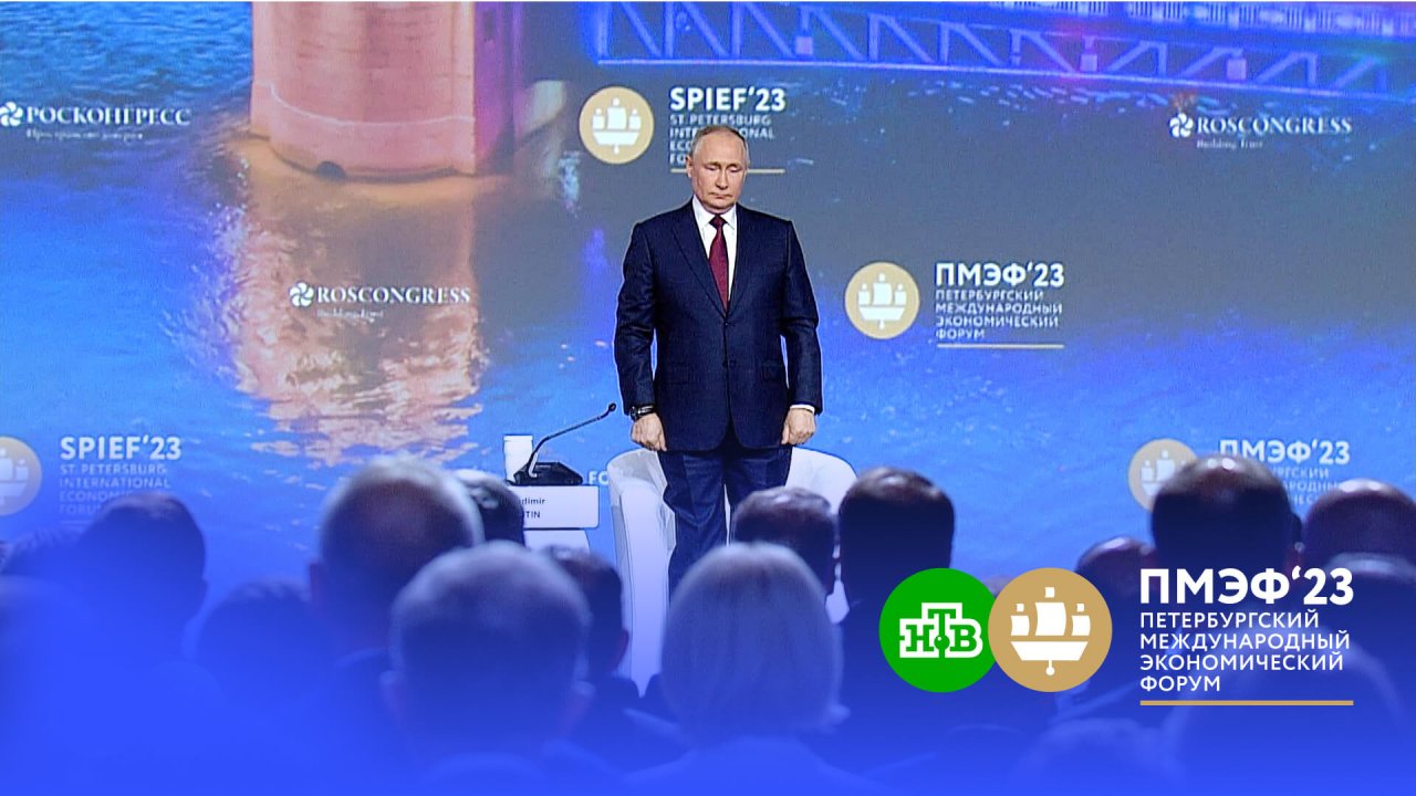 Путин объявил минуту молчания на ПМЭФ в память о Берлускони