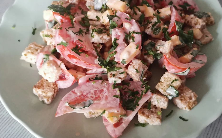 ЧЕСНОЧНЫЙ САЛАТ С ТОМАТАМИ И СУХАРИКАМИ! Сухарики для салата. Как запечь сухари в духовке.