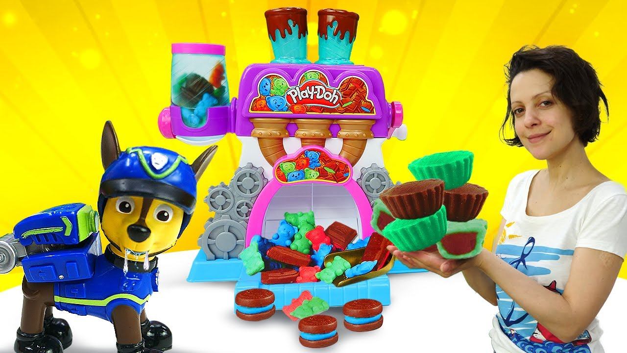 Видео для детей: Детский Сад. Игрушки из мультфильмов делают сладости! Лепка из пластилина Play Doh