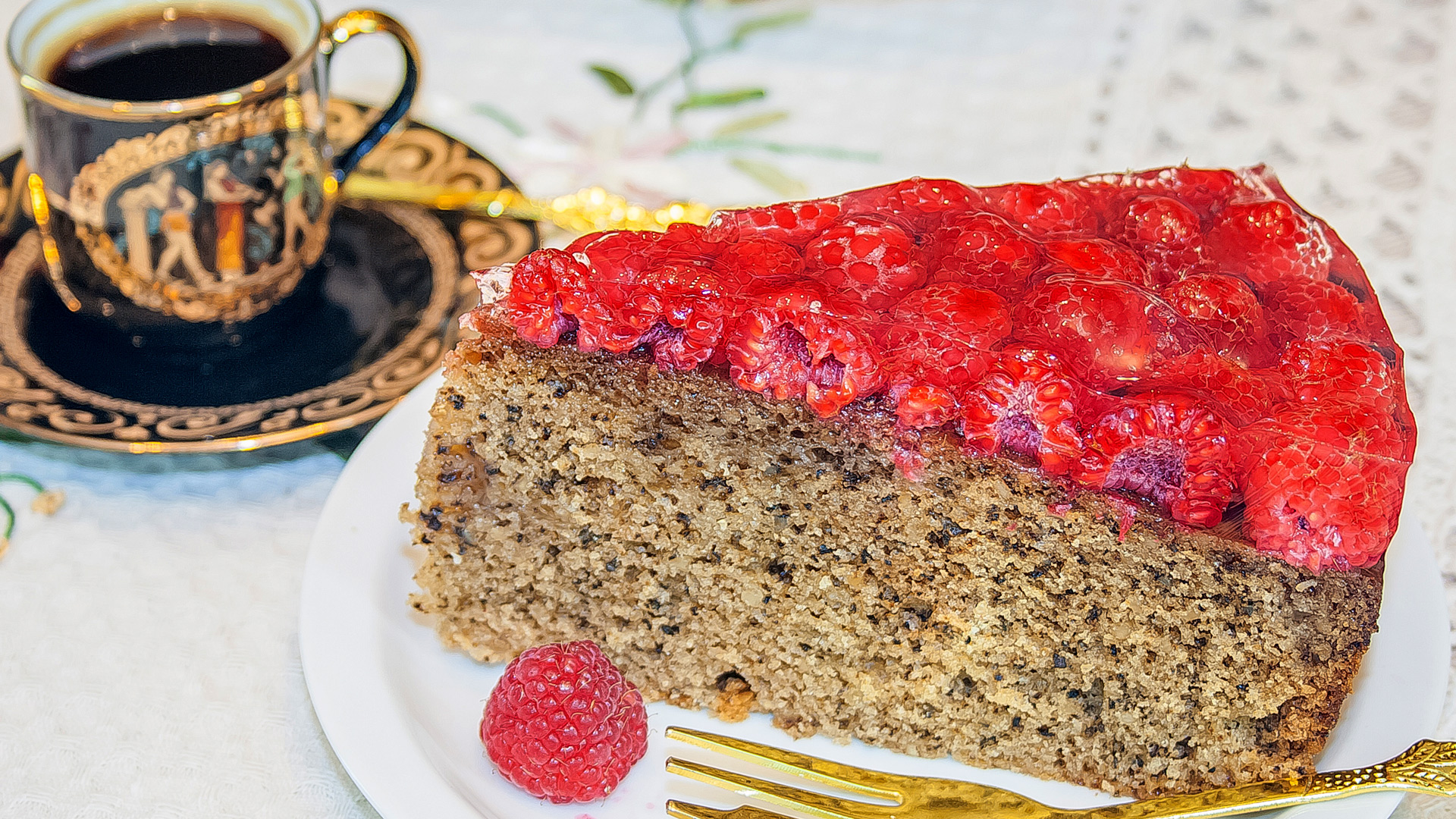 Кофейно-ореховый пирог с малиной в желе!