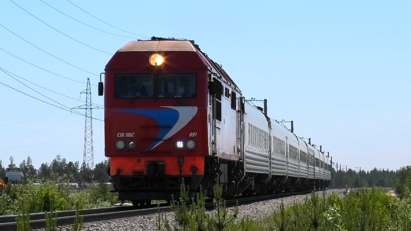 До сих пор красный ТЭП70БС-091 с фирменным поездом "Обь" Новосибирск - Новый Уренгой