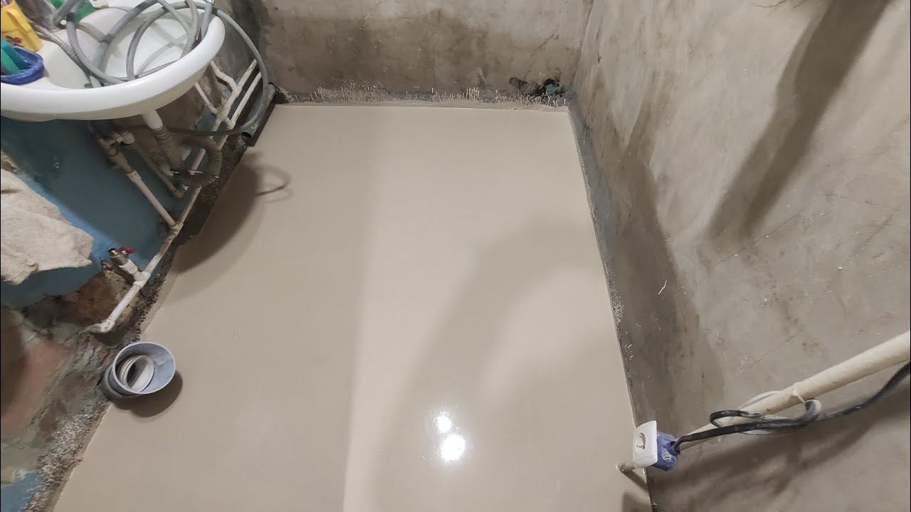 Заливаю наливной пол в ванной, ремонт в хрущевке. Ровняю стены в ванной.