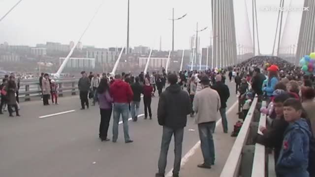 Владивосток танцы на Золотом мосту 1 мая 2013 (первый фрагмент).