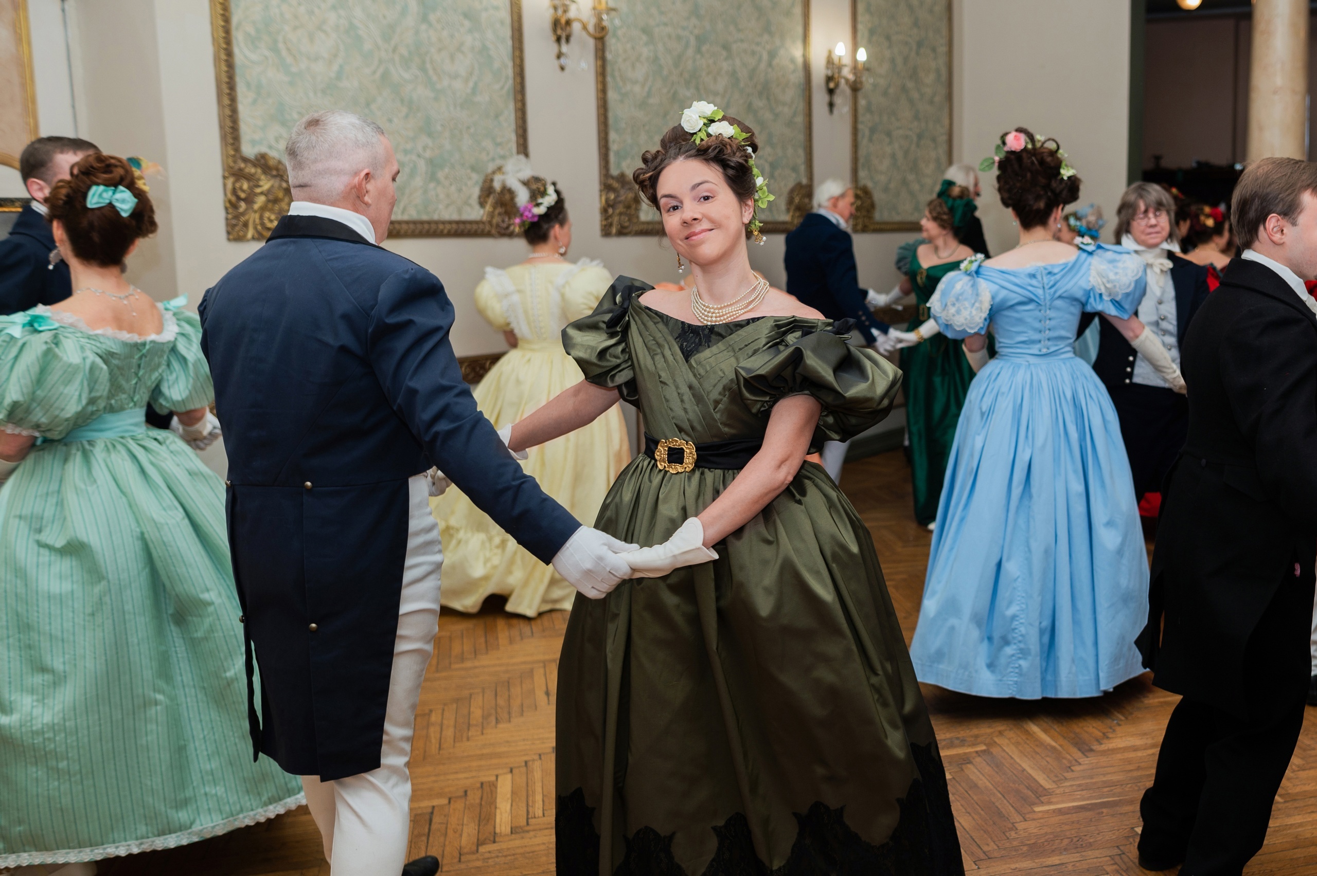 "ВАЛЬС, СТАРИННЫЙ, ТОМНЫЙ"... (Фото Екатерины Воронцовой-Хан (М) - Поёт Елена Образцова)