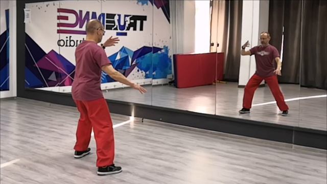 Тайцзицюань 10 форм, 5-я форма (Руки-облака, вид справа)