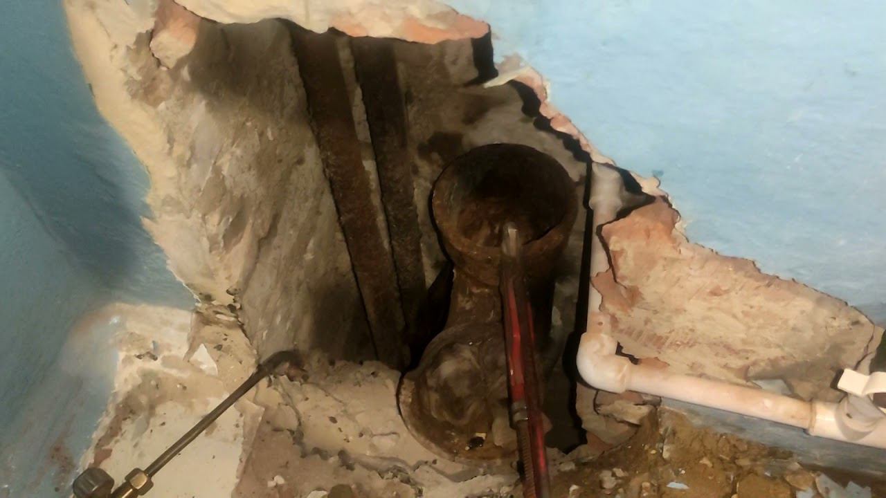 Ремонт в хрущевке, мастера из рэу меняют стояк.