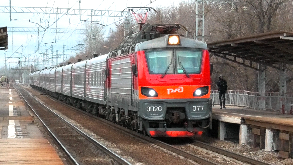 ЭП20-077 с фирменным поездом "Премиум" Москва — Новороссийск следует через о.п. Москворецкая
