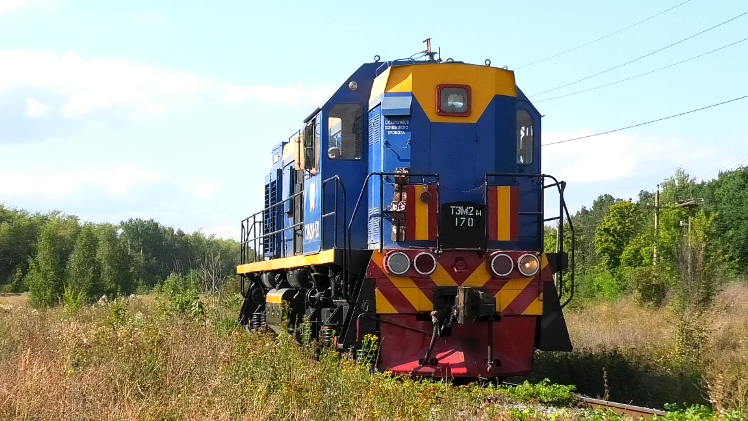 Красавец ТЭМ2М-170 следует резервом