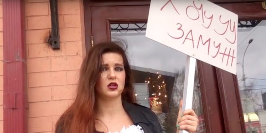 Продажница на корпоративе поет "Хочу я замуж". Ну, от души, и откровенно...