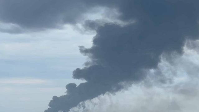 Клубы дыма из-за пожара поднимаются над морем в Краснодарском крае.