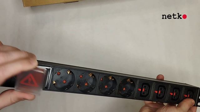 58677 Блок розеток 19", 10-16A, 8 розеток, без шнура, выключатель, с защитой,  корпус металл, черный