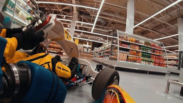 На гоночном карте по гипермаркету