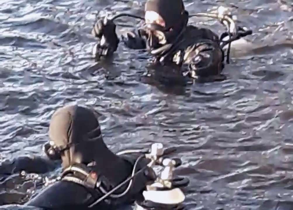 #5мая #водолазы на #москвереке Дно знаменитой реки чистят с их участием.
А может они клады ищут?