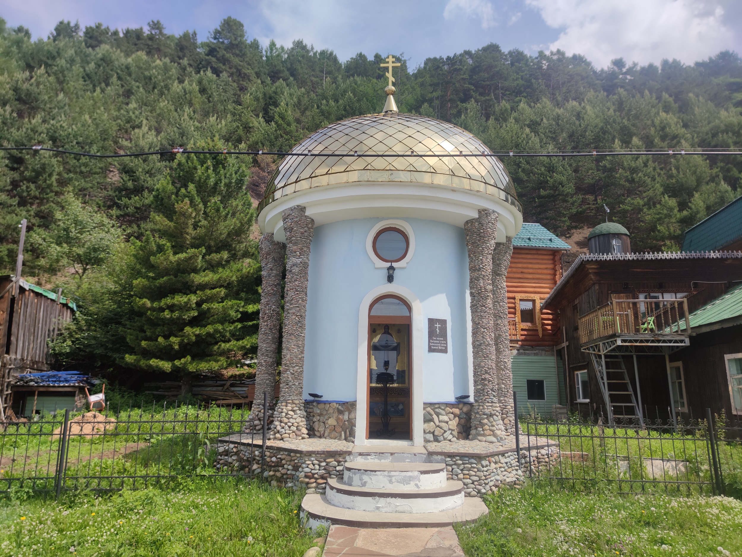 Часовня Байкальской иконы Божьей Матери в Листвянке.