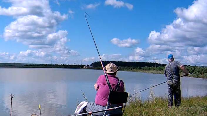 Неожиданный карп на легкую поплавочную удочку. Пришлось повозиться под овации зрителей
