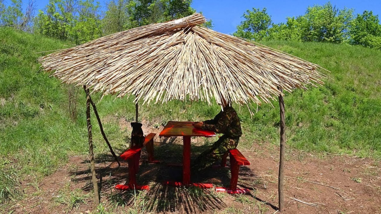 Строю Хижину 2 часть. 2020. Постелил  сухой камыш на крышу Хижины. Покрасил лавочки. Волкмикс.