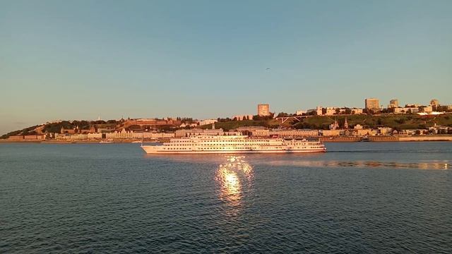 Теплоход на Волге.