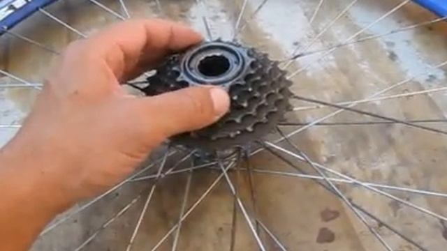 Как быстро и легко снять велосипедную трещотку-звёздочки без спецключа-съёмника. Необычный способ.