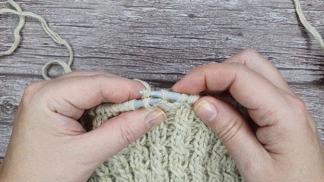 Вязаный орнамент: жгутик на 2х петлях спицами.