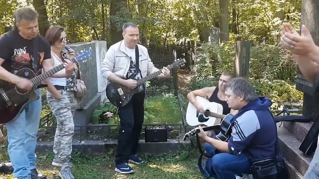 День памяти Виктора Цоя .Богословское кладбище