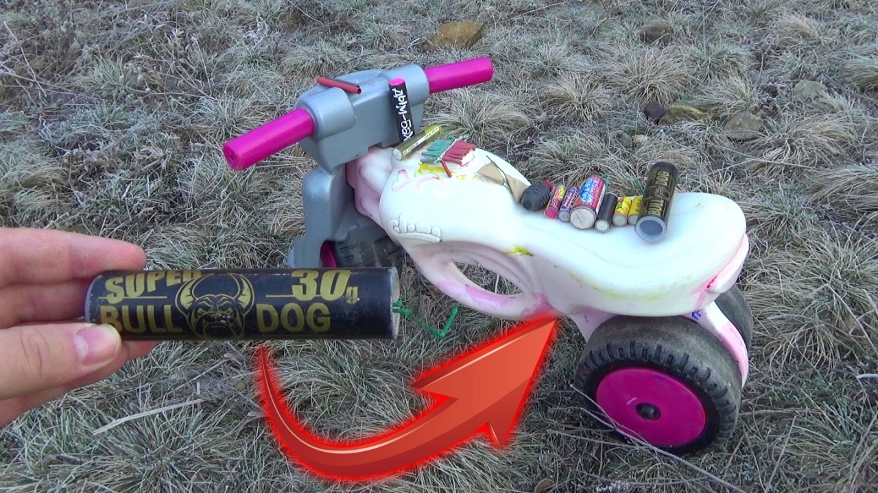 МОЩНАЯ ПЕТАРДА+МОТОЦИКЛ,взрываем петардами большую игрушку