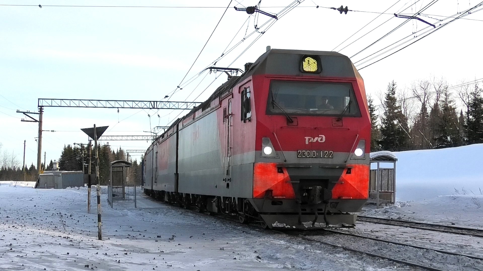 2ЭС10-122 "Гранит" с грузовым поездом следует через о.п. Глухарь