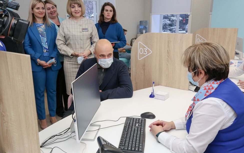 Игорь Артамонов открыл в Ельце обновленный центр занятости